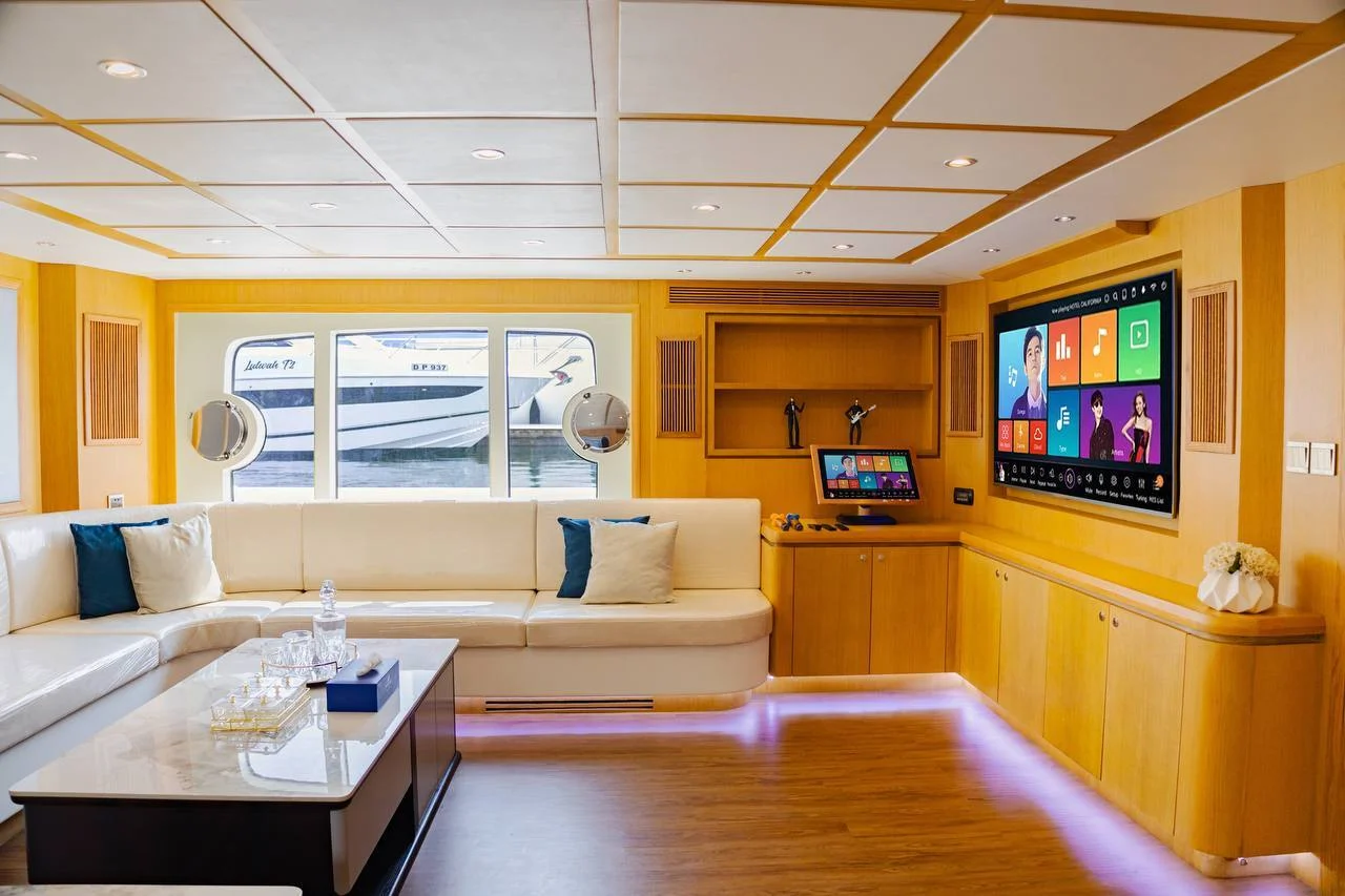 110 ft Yacht - Kona (up to 78 guests)