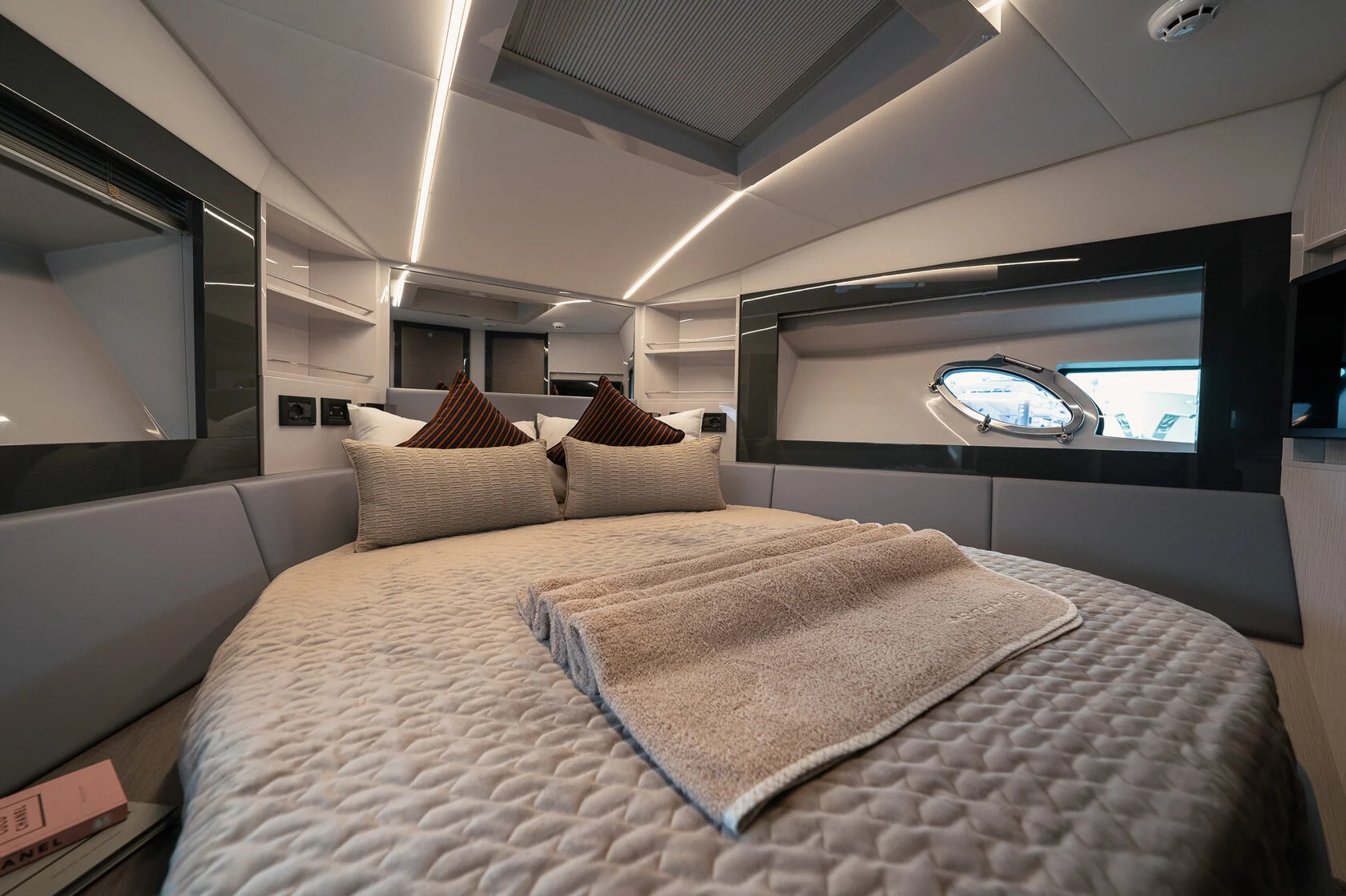 52 ft Yacht - Pershing 5X (up to 8 guests)